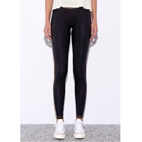 SUNDRY Black Yoga Pant With Visible Gold Stitching Size 0 XS - Picture 2 of 5